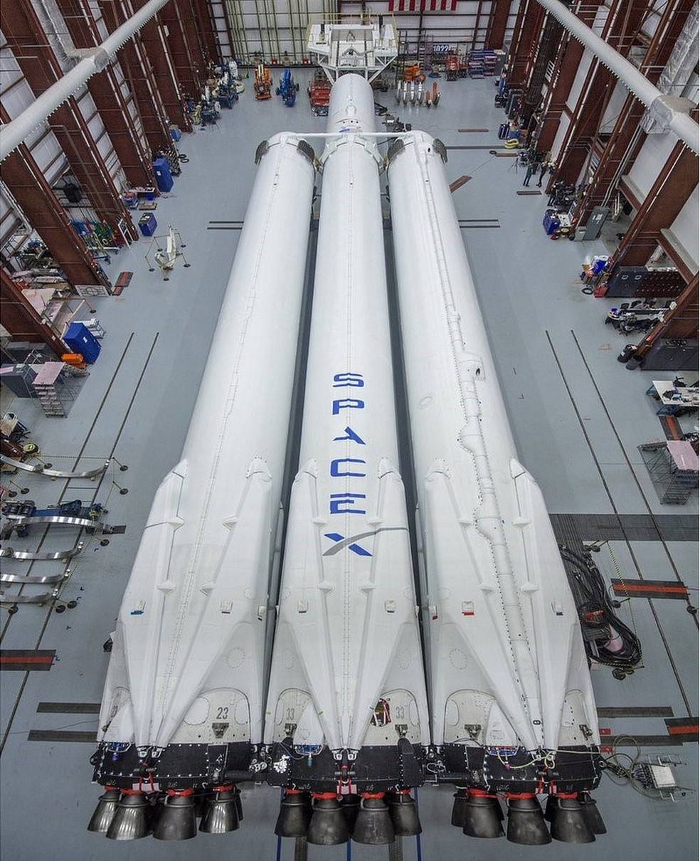 Elon Musk publicou em dezembro fotos da construção do Falcon Heavy  (Foto: SpaceX)