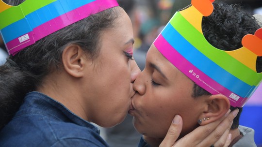 Brasileiros se dividem sobre beijo gay e em relação a dar palmadas em crianças