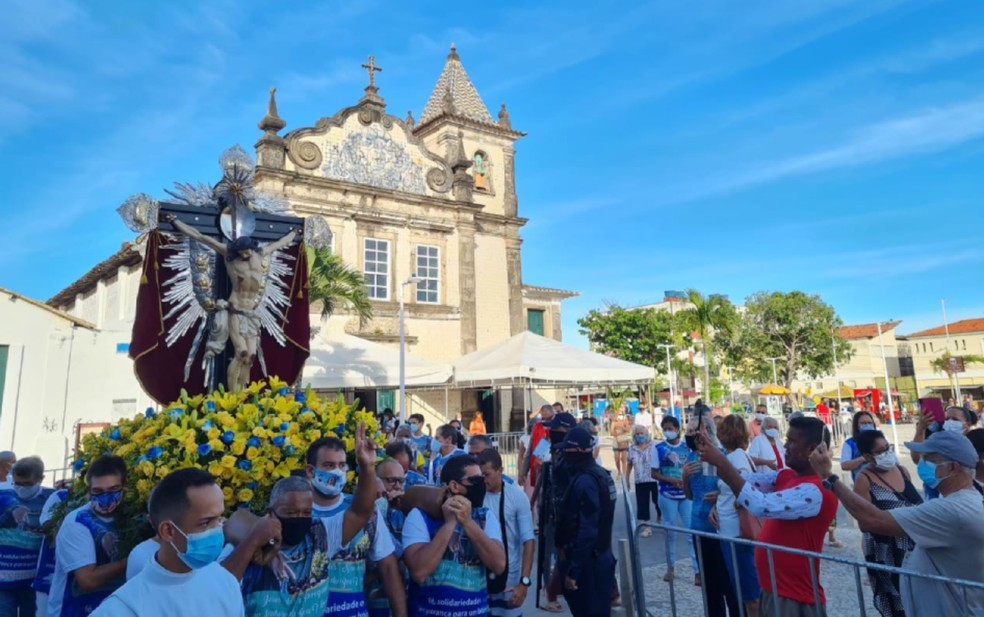 Galeota 'Gratidão do Povo' é levada ao mar para iniciar festejos a Bom Jesus dos Navegantes — Foto: Eduardo Oliveira/TV Bahia