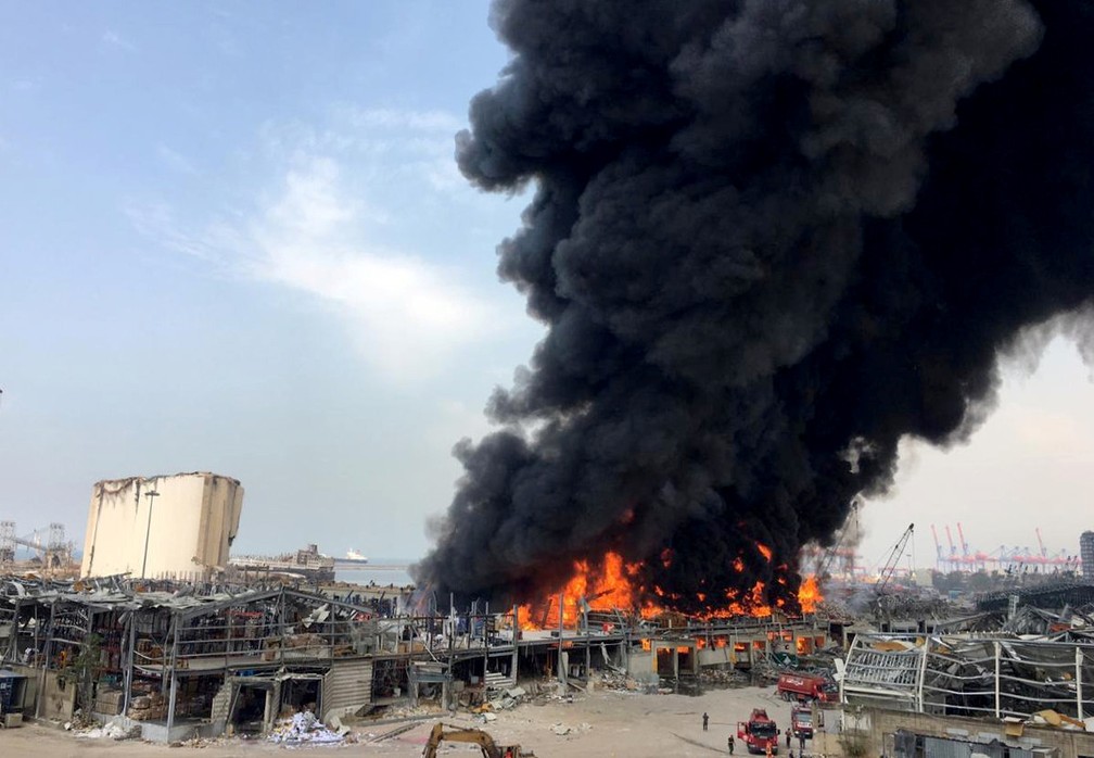 Incêndio na região do porto de Beirute, no Líbano — Foto: Alaa Kanaan/Reuters