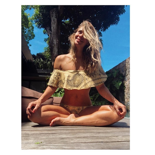 Carol Dieckmann ostenta cinturinha em dia de sol (Foto: Reprodução/Instagram)