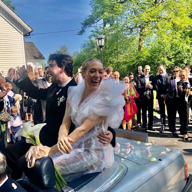 Chloë Sevigny e Siniša Mačković celebraram seu casamento com uma cerimônia em Connecticut, nos Estados Unidos (Foto: Reprodução/ @briannalcapozzi)