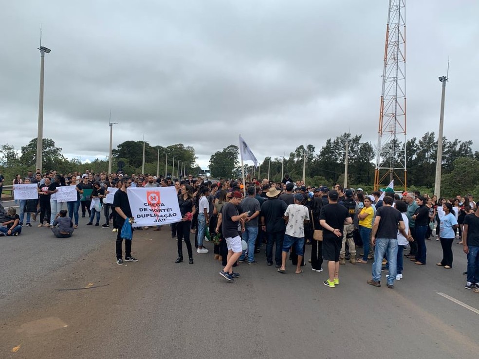 Moradores pediram duplicação da rodovia na manhã desta segunda-feira — Foto: Antonio Neto