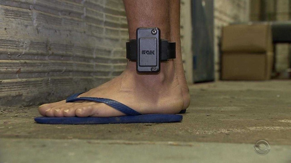 Uso de tornozeleira eletrônica completa 6 meses no DF com 4 fugas | Distrito Federal | G1