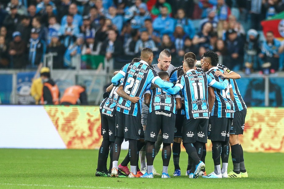 Deixe sua vibração de boa sorte ao elenco AQUI!
