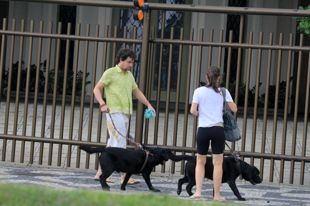 Felipe Dylon passeia com a mãe e cachorros (Foto: JC Pereira/AgNews)