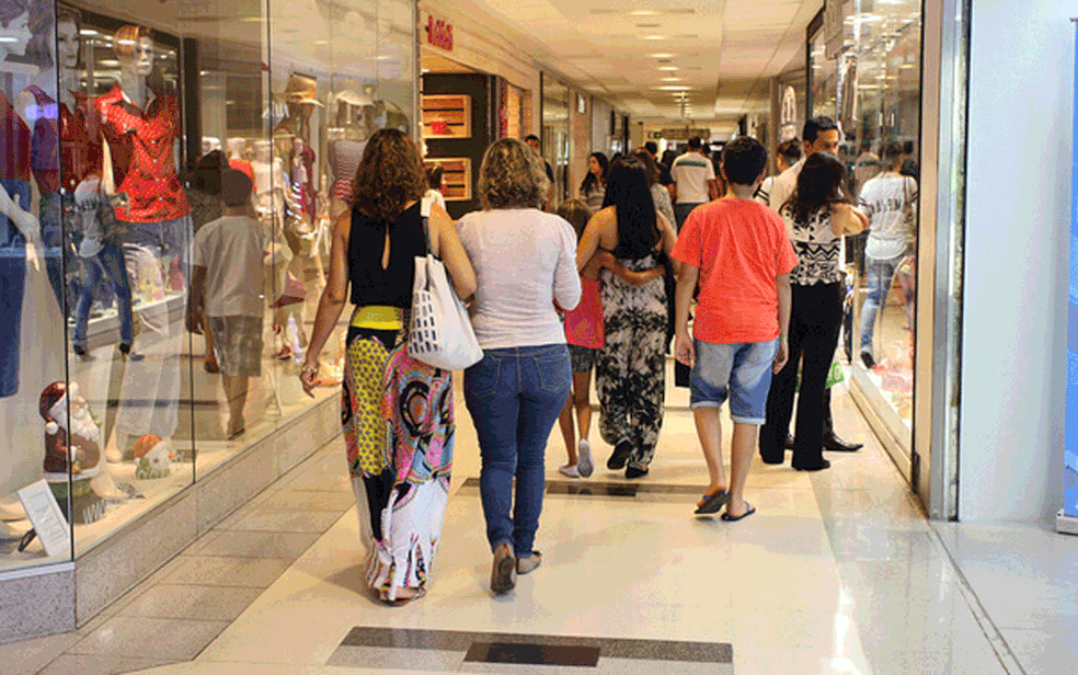 Pessoas caminham em shopping de Brasília, em imagem de arquivo — Foto: Toninho Tavares/Agência Brasília