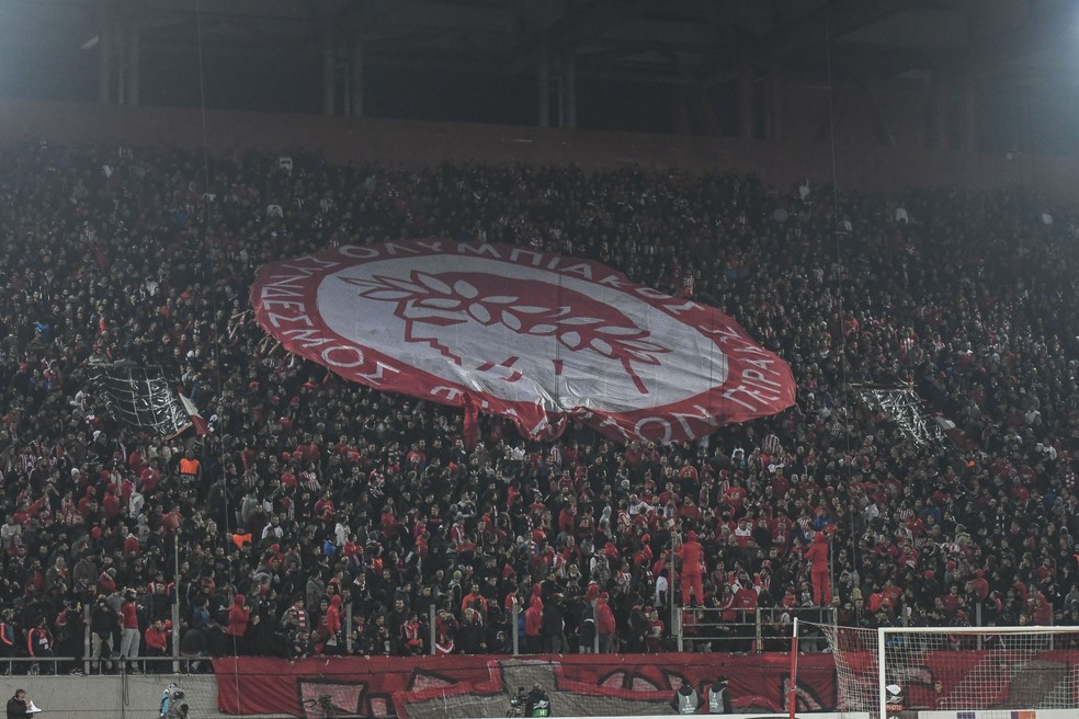 Torcida do Olympiacos no estádio Georgios Karaiskakis — Foto: Getty Images