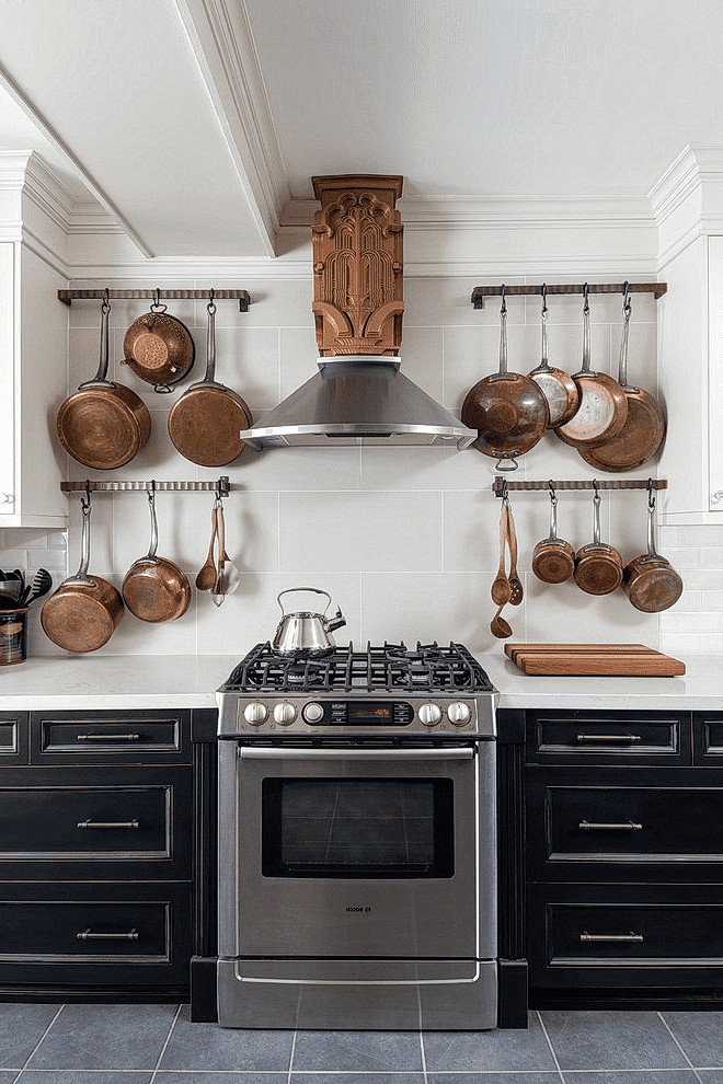 Cozinhas com panelas penduradas  (Foto: divulgação)