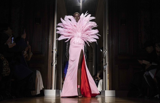 PARIS, FRANCE - JANUARY 22: Adut Akech walks the runway during the Valentino Haute Couture Spring/Summer 2020 show as part of Paris Fashion Week on January 22, 2020 in Paris, France. (Photo by Peter White/Getty Images) (Foto: Getty Images)