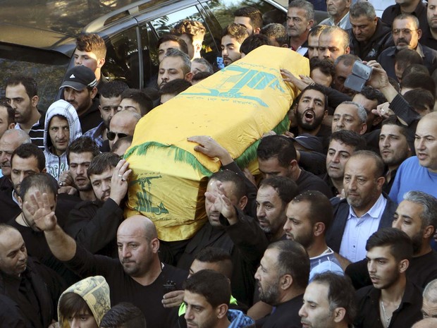 Funeral de Adel Termos; testemunhas afirmam que ele se lançou sobre um dos suicidas quando percebeu o ataque (Foto: REUTERS/Karamallah Daher)