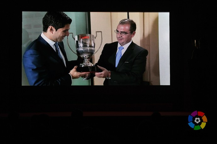 Luis Suárez - prêmio (Foto: Reprodução/Twitter)