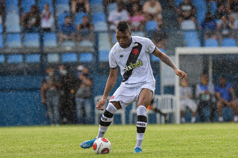 Luis Cangá, zagueiro do Vasco, em ação contra o Madureira — Foto: Thiago Ribeiro/AGIF