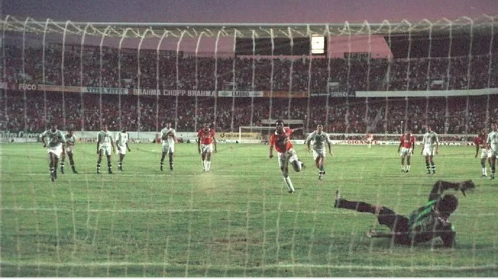 C�lio Silva cobra p�nalti que d� t�tulo ao Inter na Copa do Brasil de 1992 � Foto: Luis Fernando / Ag�ncia RBS