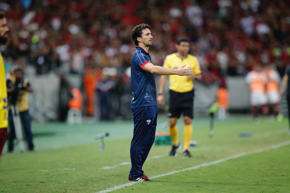 Charles Hembert dirigiu o Fortaleza contra o Flamengo em 2019 porque Ceni estava suspenso — Foto:  Thiago Gadelha/SVM