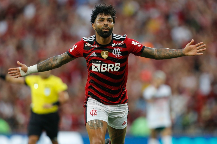 Gabigol comemora seu gol sobre a Portuguesa no Maracanã, o primeiro com a camisa 10 do Flamengo