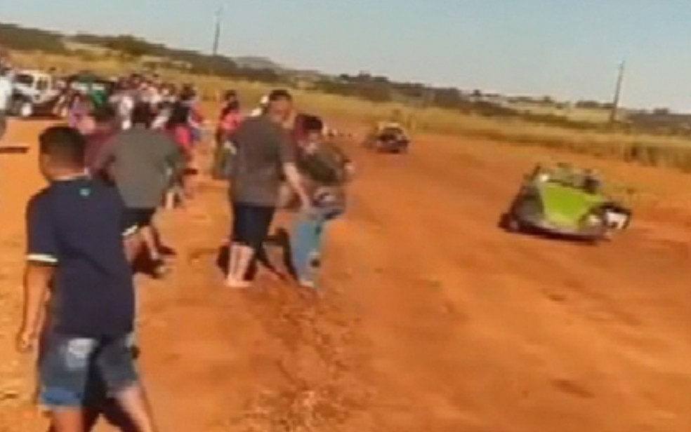 Homem é atingido por fusca enquanto filmava corrida em Senador Canedo