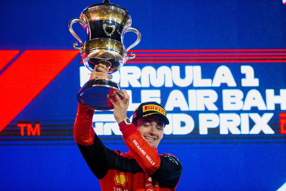 Charles Leclerc com o trof&eacute;u do GP do Bahrein &mdash; Foto: Peter J Fox/Getty Images