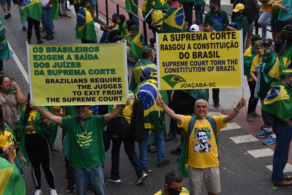 Manifestantes exibem cartazes com mensagens antidemocráticas durante manifestação na Avenida Paulista — Foto: CELSO LUIX/FUTURA PRESS/ESTADÃO CONTEÚDO