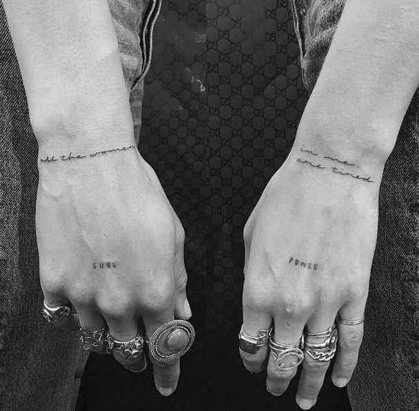 Modelo e ativista Adwoa Aboah com tatuagens no braço (Foto: Getty Images e Reprodução/Instagram)