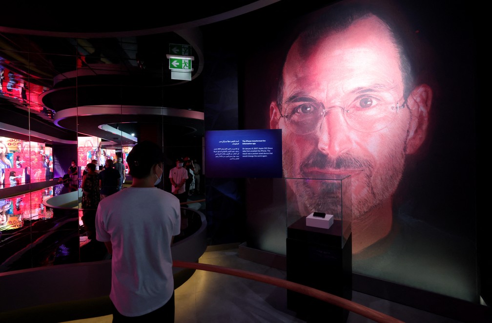 Imagem de Steve Jobs aparece como uma das atrações da Expo 2020, em Dubai — Foto: Giuseppe Cacace / AFP