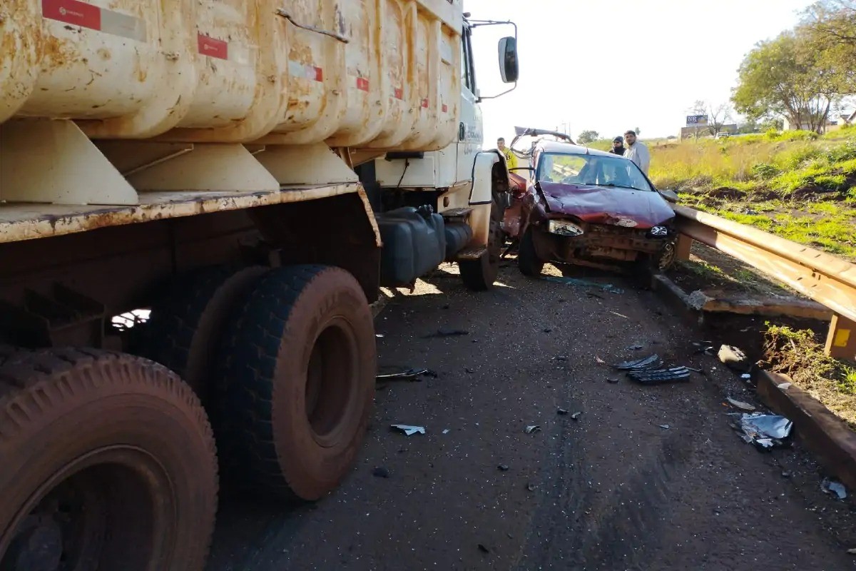 Acidente entre caminhão e outros três carros deixa pessoas presas às ferragens e veículos com perda total