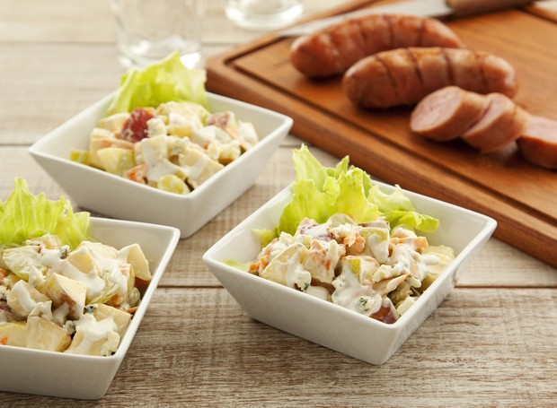 Você pode servir a salada cremosa em potes pequenos para acompanhar o churrasco (Foto: Marca Tirolez/Divulgação)