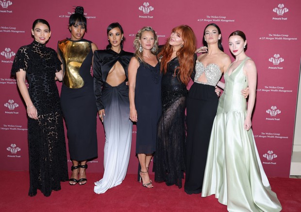 NEW YORK, NEW YORK - APRIL 28: (L-R) Maya Jama, Sabrina Dhowre, Kate Moss, Charlotte Tilbury, Lily James and Phoebe Dynevor attends the 2022 Prince's Trust Gala at Cipriani 25 Broadway on April 28, 2022 in New York City. (Photo by Theo Wargo/Getty Images) (Foto: Getty Images)