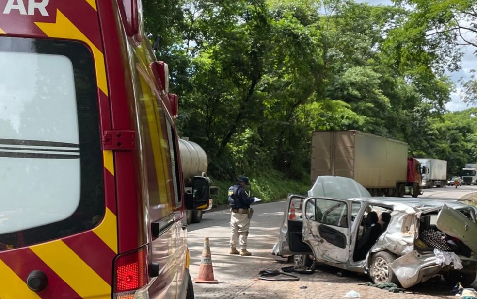 Carro em que estudante estava ficou completamente destruído em acidente em rodovia de Uruaçu, Goiás — Foto: Bombeiros\Divulgação 