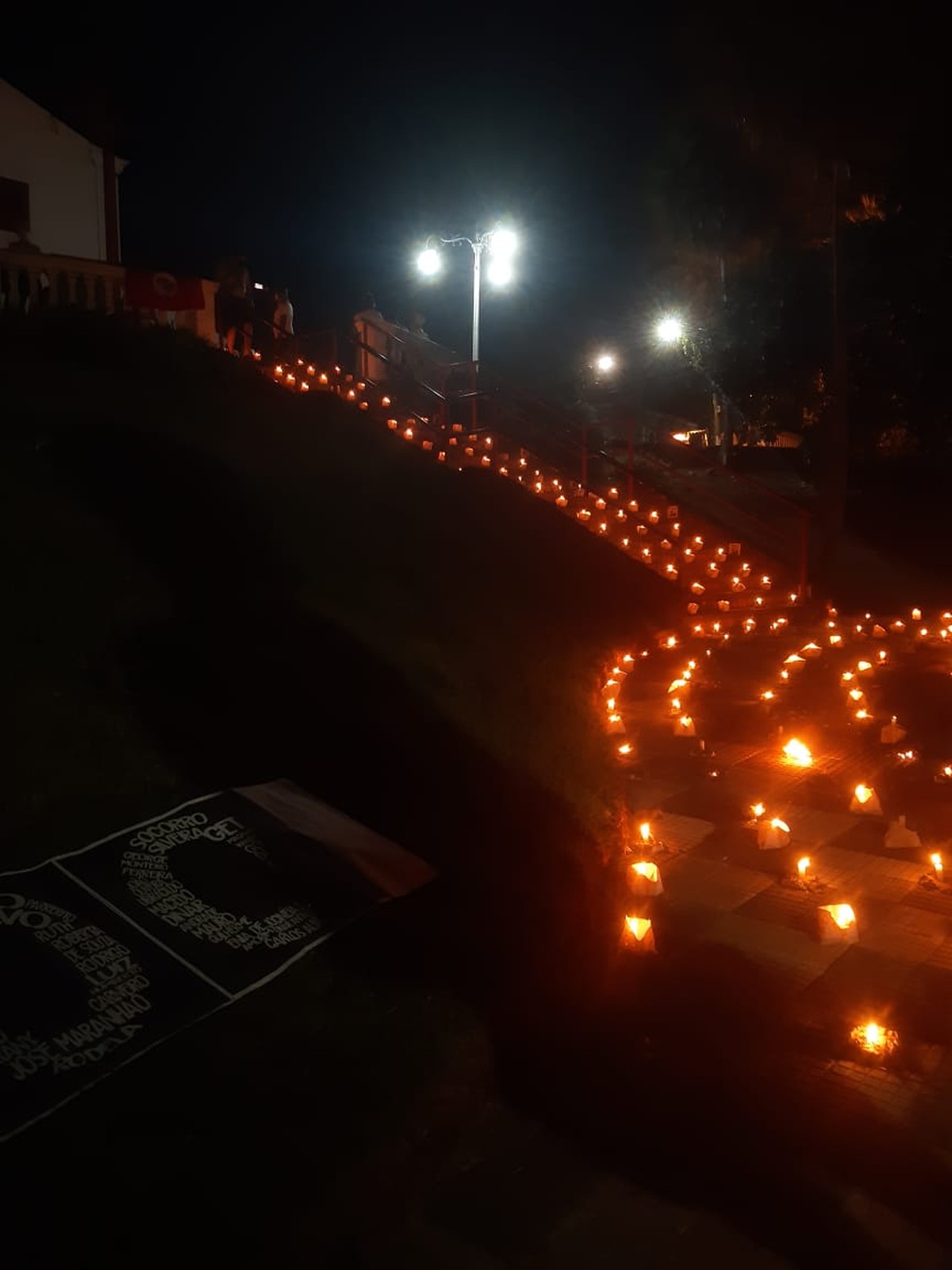 Movimentos sociais acendem 500 velas em Cuiabá em homenagem aos mais de 500 mil mortos por Covid-19 no país - Vimarsana News