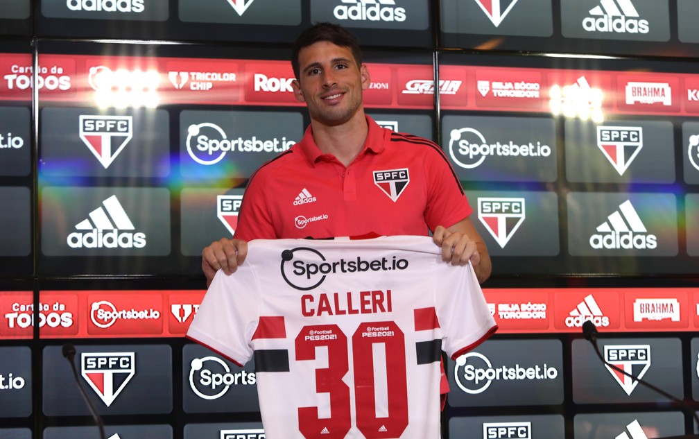 Calleri recebe a camisa 30 do São Paulo — Foto: Rubens Chiri/saopaulofc.net