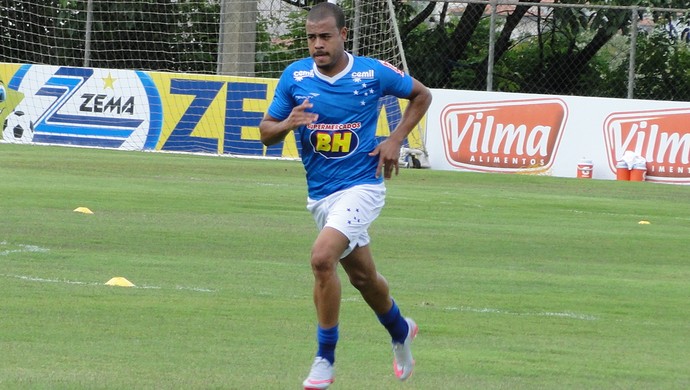 Mayke aposta nas bolas de escape para ganhar duas seguidas em casa