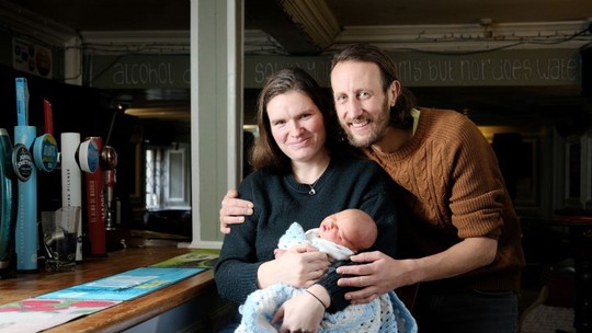 Mulher dá à luz dentro de pub na Inglaterra: "Montamos uma piscina ao lado da mesa de sinuca"
