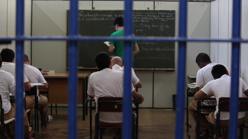 Presos estrangeiros têm aulas de português dentro da penitenciária, em Itaí (Foto: Carlos Dias/G1)