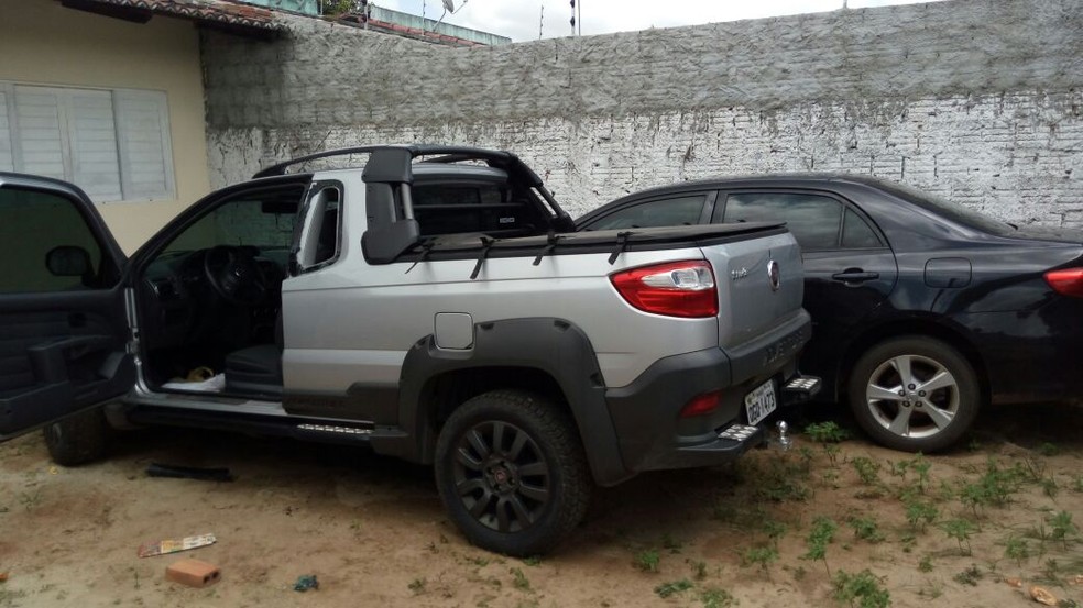 Carros roubados foram encontrados após denúncia anônima em Parnamirim, RN (Foto: Lamonier Araújo/ Inter TV Cabugi)