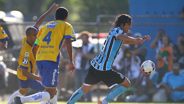Marcelo Moreno contra o jogador do Pelotas (Foto: Lucas Uebel/Grêmio FBPA)