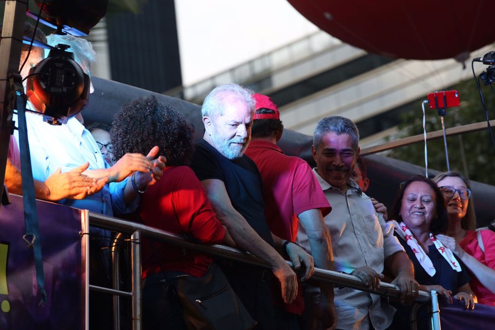 O ex-presidente Luiz Inácio Lula da Silva participa de protesto em seu favor na Praça da República, em São Paulo (Foto: Celso Tavares/G1)