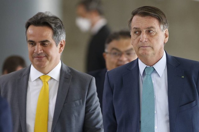 Bolsonaro oferece mais quatro ministérios ao Centrão, que não deve deixá-lo antes de abril