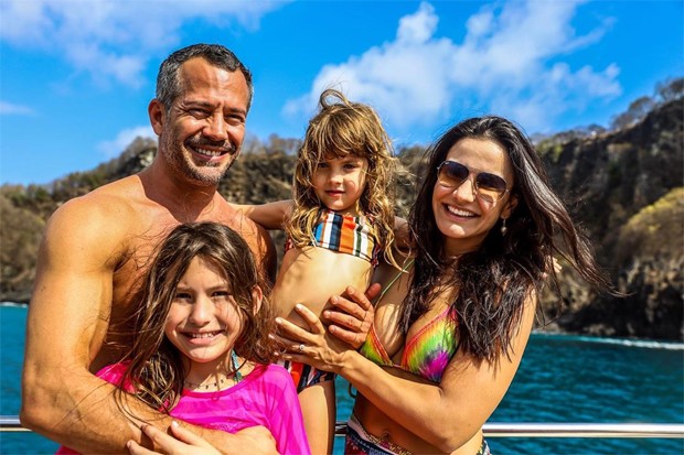 Malvino Salvador com Kyra Gracie e as filhas (Foto: Reprodução/Instagram)