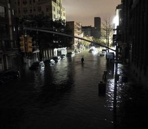 Vista dos carros submersos na Ave. C com a 7th Street, depois da inundação causada pelo Sandy (Foto: Getty Images)