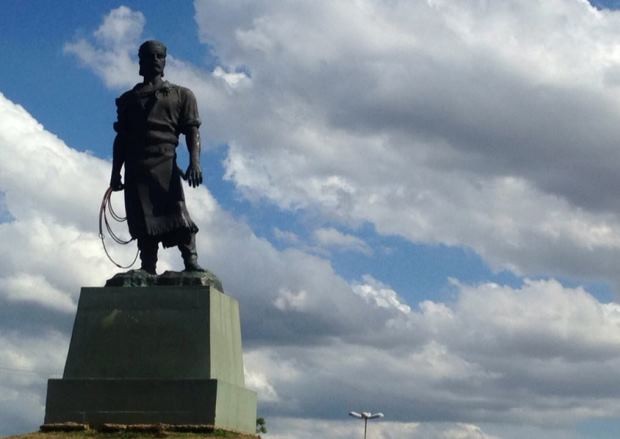 Estátua do Laçador, em Porto Alegre, apresenta fissuras (Foto: Roberta Salinet/RBS TV)