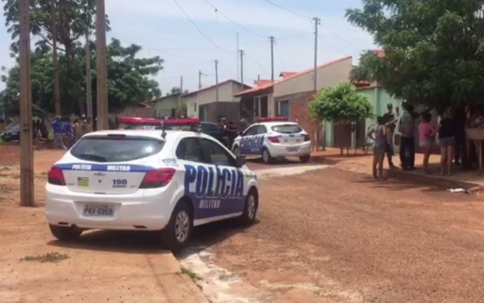  Mulher foi presa suspeita de matar o filho enforcado no quintal de casa — Foto: Gabriel Garcia/TV Anhanguera