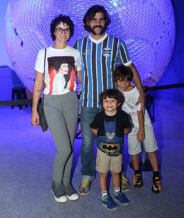 Juliano Cazarré e Letícia Cazarré com os filhos (Foto: Reginaldo Teixeira / CS Eventos)
