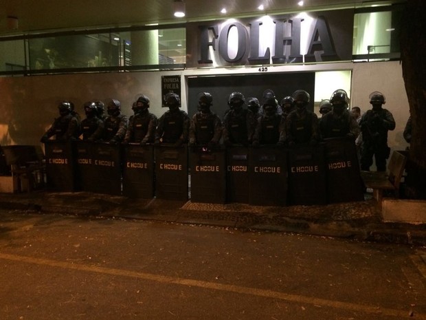 PMs do Choque em frente à sede da Folha de S.Paulo (Foto: Roney Domingos/G1)