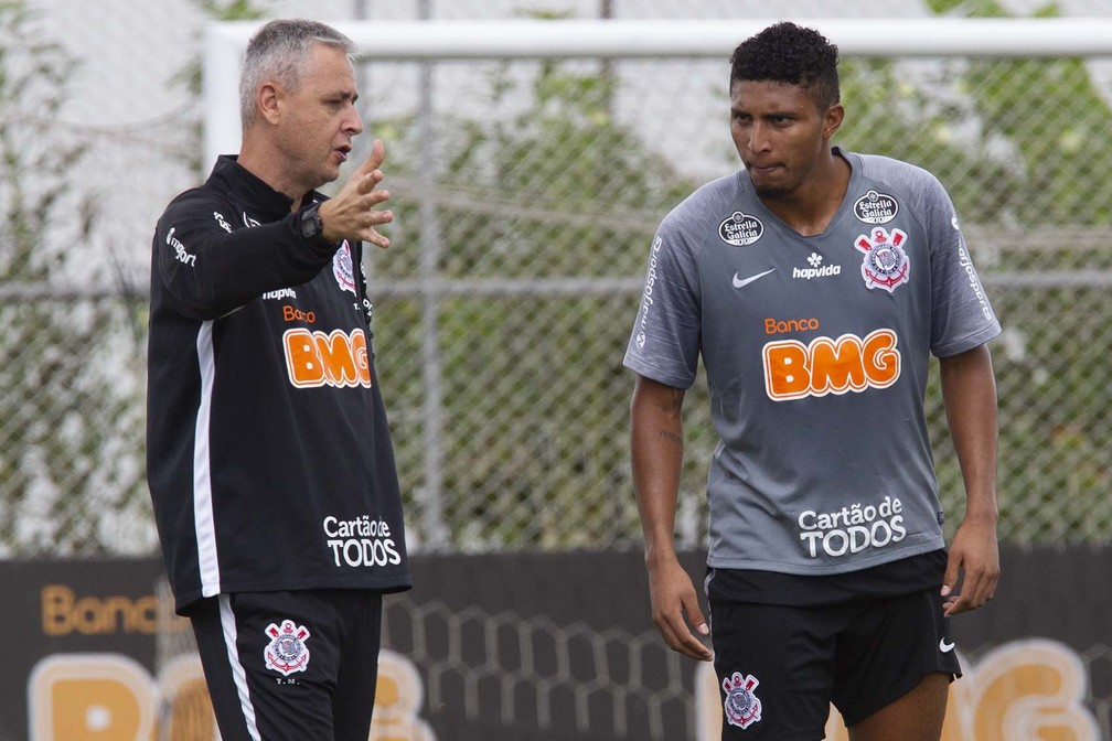 Tiago Nunes e Éderson em um dos poucos treinos do volante com o grupo — Foto: Daniel Augusto Jr/Ag. Corinthians