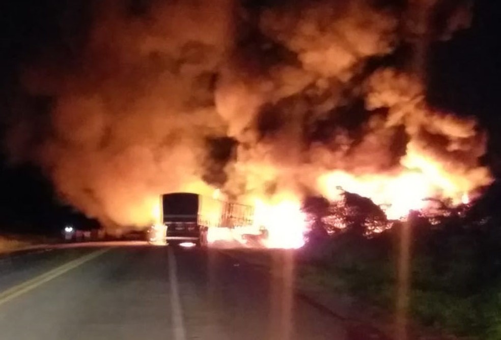 Motorista de carreta morreu no local. Já o do caminhão foi levado para um hospital da região.  — Foto: Blog Jeferson Almeida 