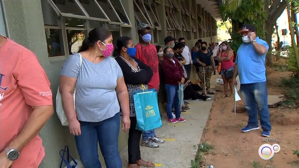 Moradores formam fila na porta da agência do INSS em Jundiaí (SP) — Foto: Reprodução/TV TEM