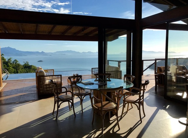 Com uma vista deslumbrante para a baia de Paraty, essa casa consegue integrar natureza com sofisticação  (Foto: AIRBNB / Divulgação)