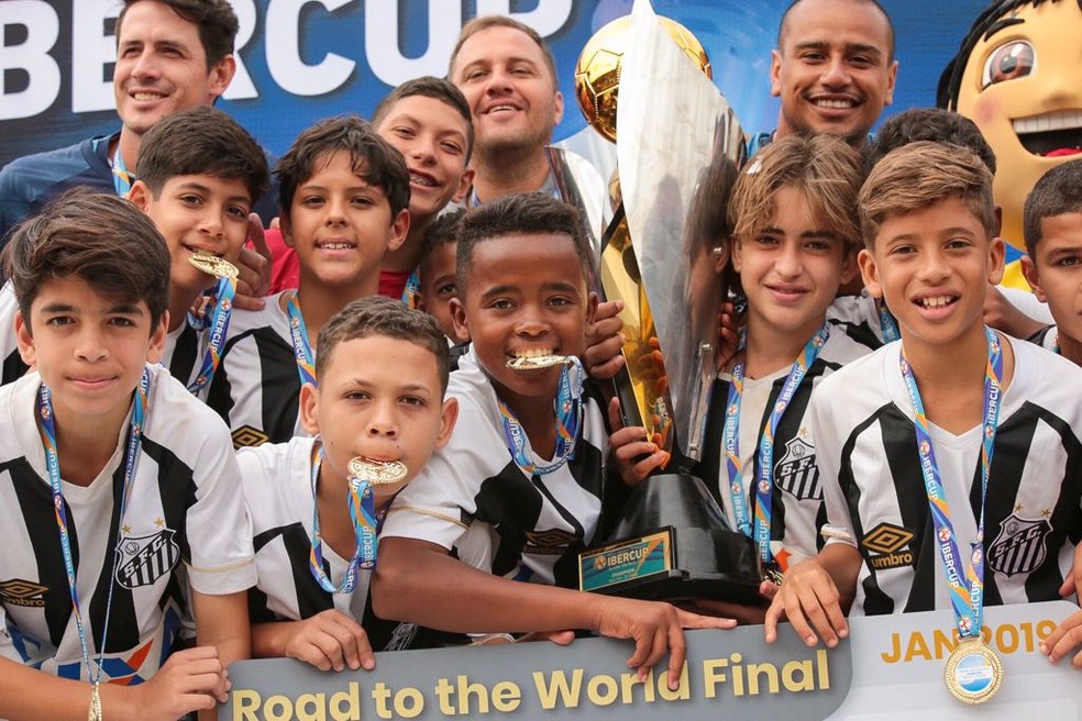 Garotos do sub-12 do Santos foram os campeões da categoria mais velha (Foto: Junior Góis/Divulgação IberCup)
