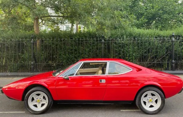 O ator Dominic Cooper divulgou uma foto de sua Ferrari 1978 que foi roubada em Londres (Foto: Reprodução)